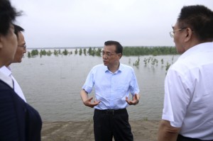 李克强视察岳阳长江干堤:把保障安全顶在头上(图)