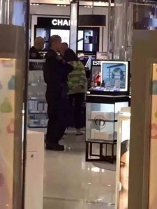 美机场打华人店员中国女游客已回国 知情人曝原因