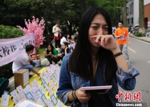 武大毕业生卖校花樱花遭疯抢 日进账过万(组图)