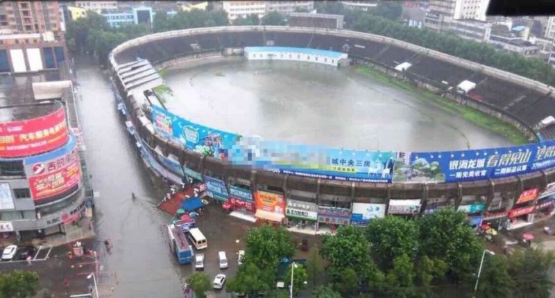 惊呆了！湖北一体育场被暴雨“灌满”(组图)