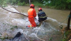 14岁女孩家门口被大水冲走 遗体在1公里外被找到