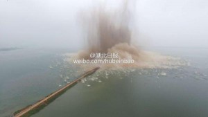 武汉牛山湖破垸分洪 7时实施爆破成功(组图)