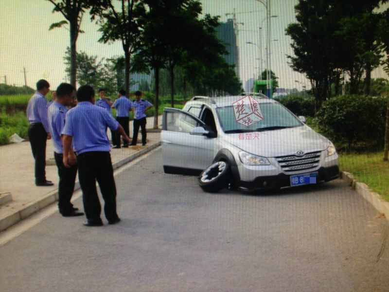 湖北：男子酒驾遇见交警 为稀释酒精猛喝路边臭水