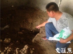 江苏男子70多万买商铺 装修时挖出一口棺材(图)