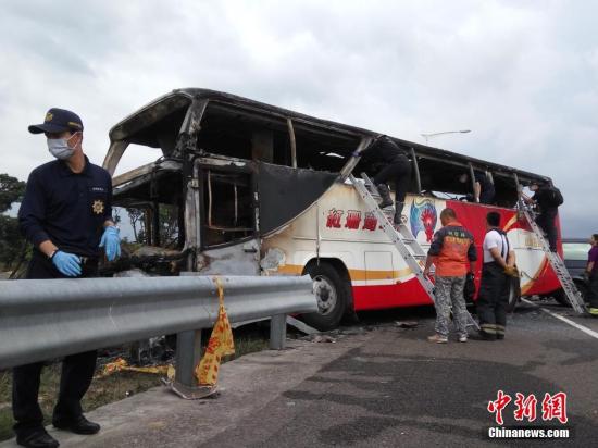 台大巴事故:检方疑司机边开车边喝酒再自焚(组图)