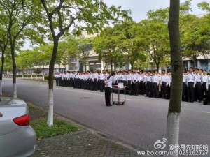 上海280名大学男生为唯一女生庆生(高清组图)