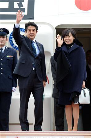 安倍夫人流泪曝因不育被责怪 称曾考虑收养孩子