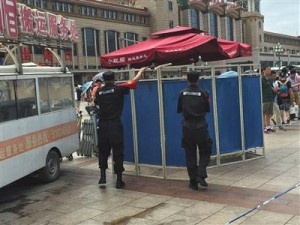 女子在北京火车站前持刀杀人 逃跑被武警制服(图)