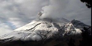 墨西哥火山爆发 火山灰笼罩墨西哥城(图)