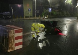 台风"妮妲"登陆 深圳凌晨狂风暴雨 逾万户停电