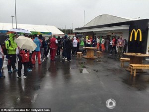 奥运村最有人气美食 女篮姑娘冒雨排百米(组图)