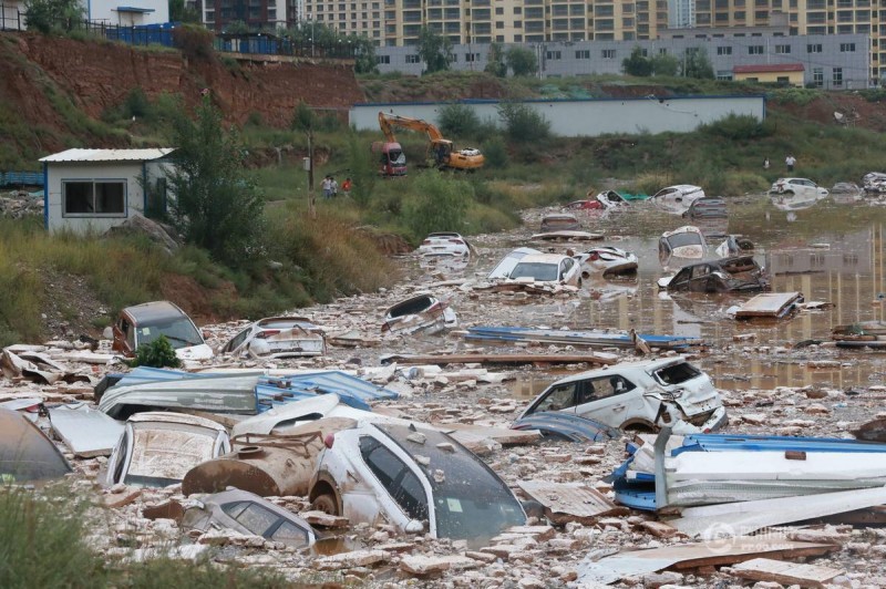 西宁降雨致停车场百台新车被淹 场面似灾难片(图)