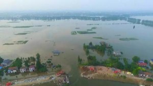 湖南华容洪水退去 “敢死队”车辆浮出水面(组图)