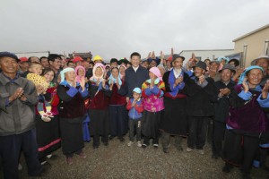 习近平冒雨考察易地扶贫搬迁新村建设情况(组图)