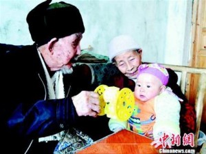 百岁夫妻相伴后90年才分离 养育儿孙33人(组图)