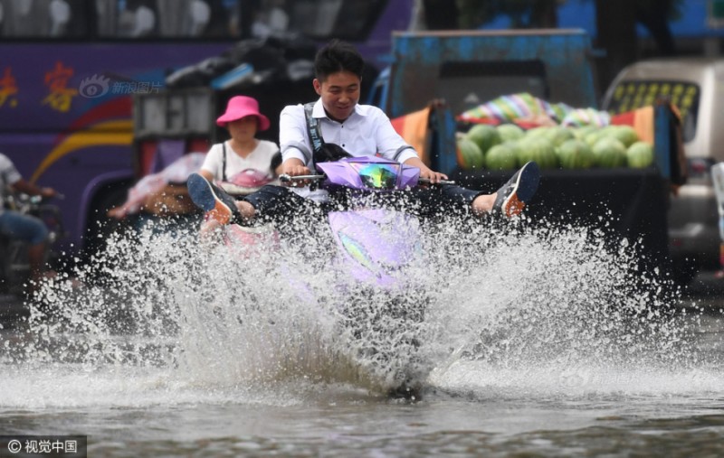 郑州再遭暴雨袭击 市民在“海中航行”(组图)