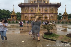 俄罗斯女子穿透视装逛泰国寺庙被警察带走(组图)