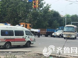 山东货车连撞公交车客车摩托车 已致10死20伤(图)