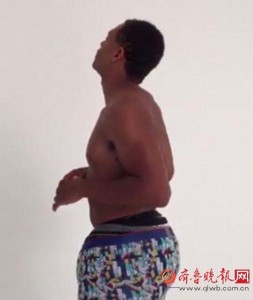 男子直播挑战穿100条内裤 称"感觉快失去自己"