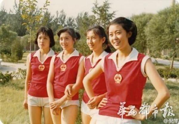 倪萍晒30年前扮演女排队员老照片为郎平点赞(图)