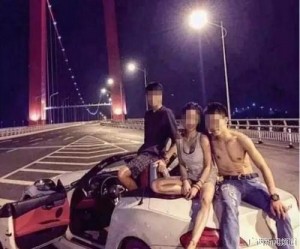 两男一女宝马车顶拍不雅照引热议 车主躺枪(组图)