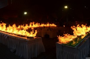 印度庆独立日 巨型蛋糕点7万根蜡烛 如火灾现场