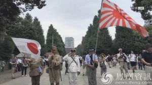 日本战败日：靖国神社现旧式军服、军旗(组图)