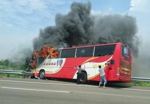 台大巴起火事故将结案 司机或灌醉自己再纵火(图)