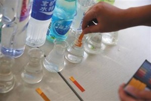 媒体揭秘弱碱性水有利健康？ 专家：无科学依据