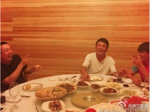 王宝强与刘国梁手持月饼笑容灿烂(组图)