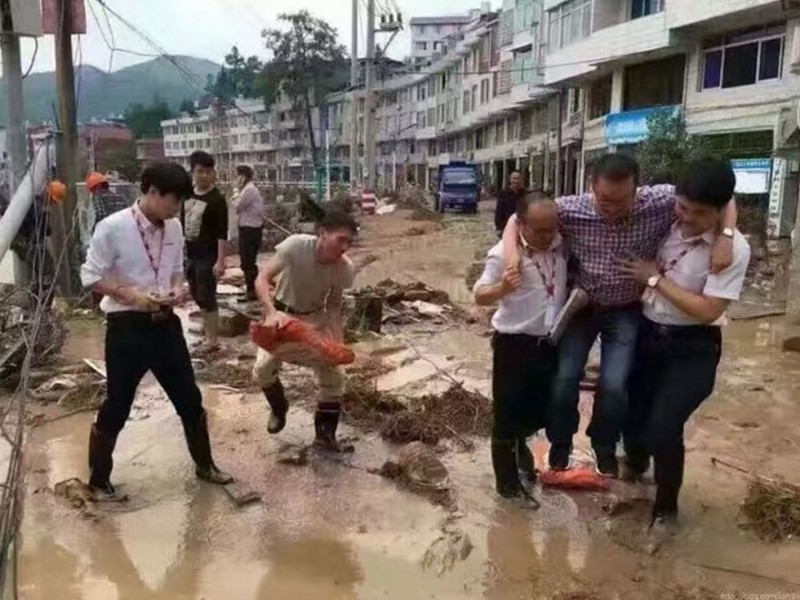 温州台风灾情重 领导“出淤泥而不染”(图)