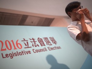 新科议员新气象 港人能赢回自信吗？(图)