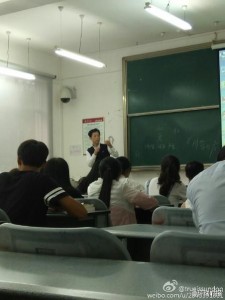 大学老师带八旬脑瘫母亲上课 网友泪奔(组图)