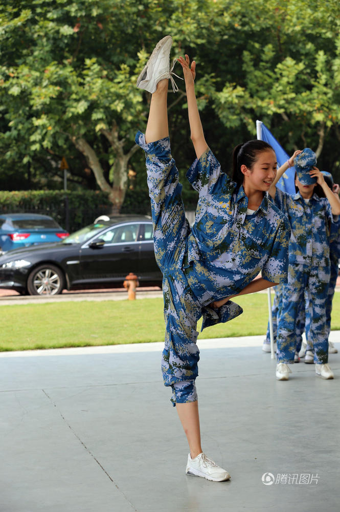 上戏大一新生军训 麻花辫女孩神似赵薇(组图)