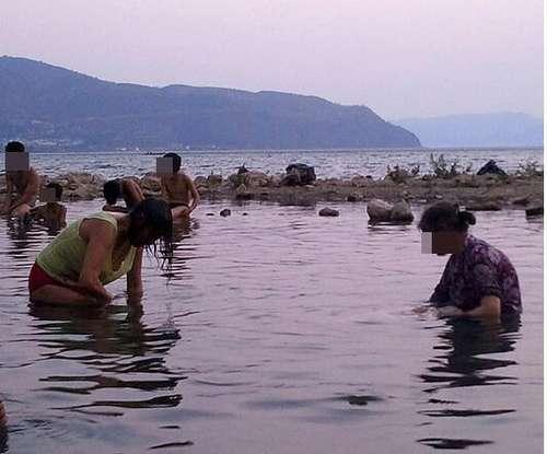 云南一群大妈在饮用水源中洗澡 周围人视而不见