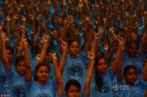 好魔性！印度超过6000名女生集体学习防身术(图)