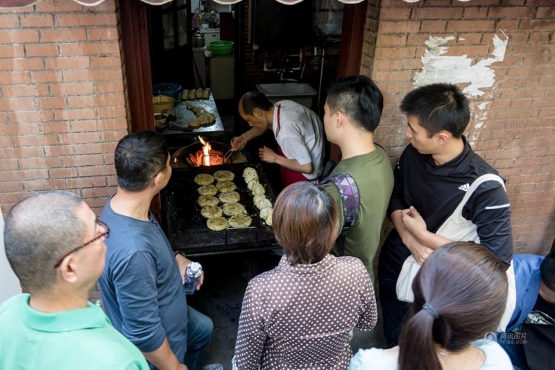 上海老伯34年只做葱油饼 美味惊动BBC(组图)