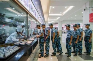 上海交大推红军套餐:  吃窝头用铁饭缸(组图)