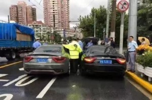 上海两辆同号牌玛莎拉蒂相遇 交警查获套牌车(图)