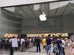 iPhone7今发售 128G亮黑色Plus被炒到15000元(图)