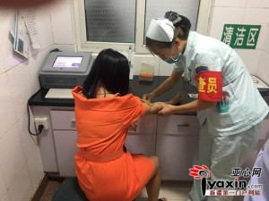 女子醉驾遇交警 取证时摆剪刀手要求拍漂亮点(图)