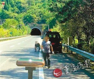 车辆爆胎没带三角警示牌 司机高速路摆麻将机(图)