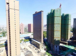 河南街头现"纸片楼" 市民调侃“怕被风刮倒”(图)