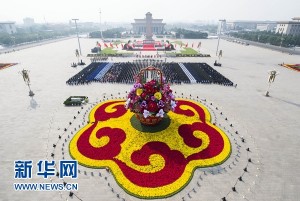 习近平等七常委向人民英雄敬献花篮(图)