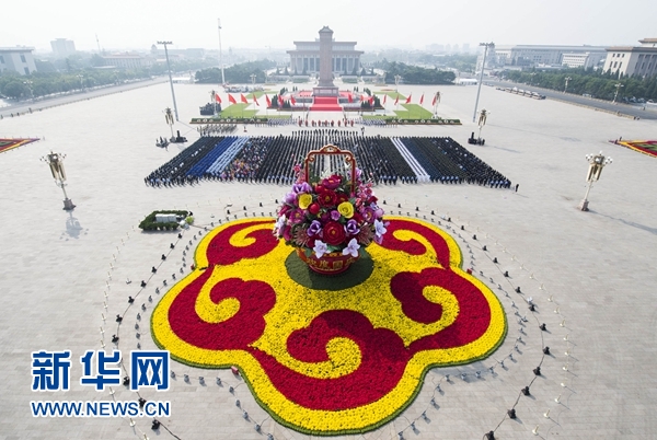 习近平等七常委向人民英雄敬献花篮(图)