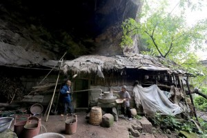 四川老两口住山洞54年 被称“神仙眷侣”(组图)