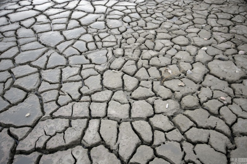 超高温致美大盐湖水位急降 地面龟裂触目惊心(图)