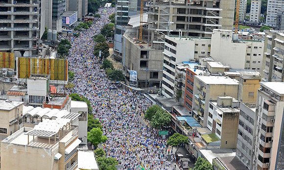 委内瑞拉爆发大游行 上百万民众要求总统下台(图)