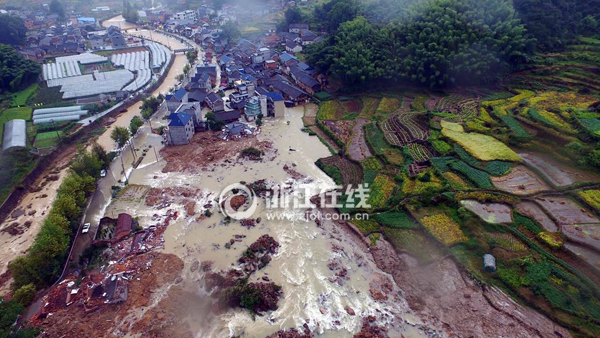 航拍：丽水山体滑坡现场已救出15人 继续全力救援