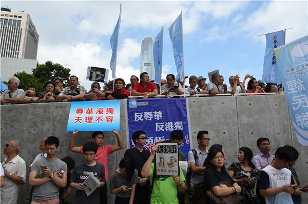 香港举行万人集会：决不让2名辱国者进立法会(图)